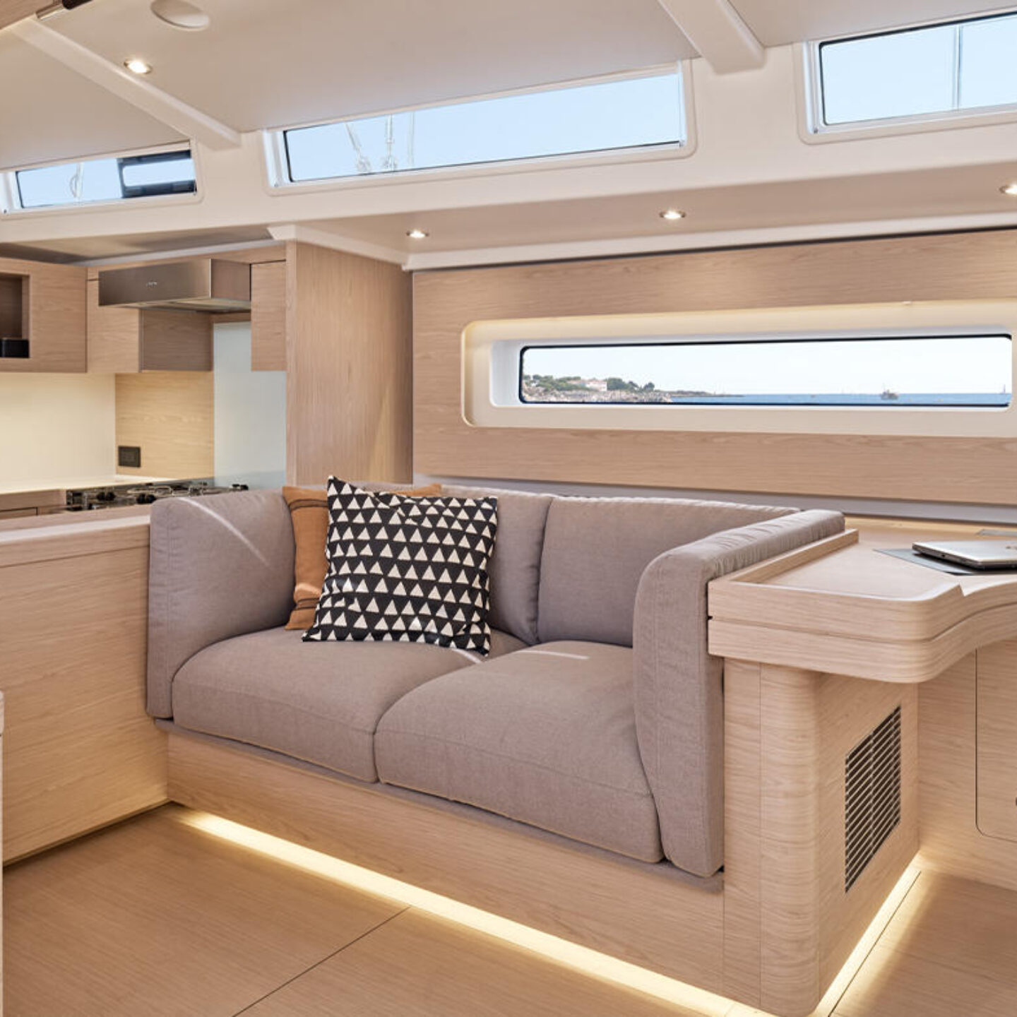 Beneteau Oceanis Yacht 60 segelboot interieur